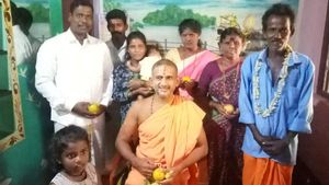 ಗುರು ಹಾದಿಯಲ್ಲಿ ಶಿಷ್ಯರ ಹೆಜ್ಜೆ; ದಲಿತ ಕೇರಿಗೆ ಪೇಜಾವರ ಶ್ರೀ ಭೇಟಿ 