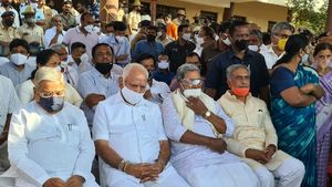 ಧರ್ಮೇಗೌಡರ ಅಂತಿಮ ದರ್ಶನ ಪಡೆದ ಮಾಜಿ ಸಿಎಂ