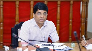 ಉತ್ತರ ಕನ್ನಡ: ಕಾಲಹರಣ ಮಾಡುವ ಅಧಿಕಾರಿಗಳಿಗೆ ಡಿಸಿ ಖಡಕ್ ವಾರ್ನಿಂಗ್ 