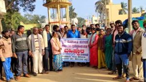 ಕೋಲಾರ; ಮತದಾನ ಬಹಿಷ್ಕಾರ ಮಾಡಿದ ಗ್ರಾಮದ ಜನ 
