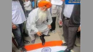 Fact Check: ಪ್ರತಿಭಟನೆ ಮಾಡುತ್ತಿರುವ ರೈತರು ರಾಷ್ಟ್ರಧ್ವಜವನ್ನು ಅವಮಾನಿಸಿದರೇ?