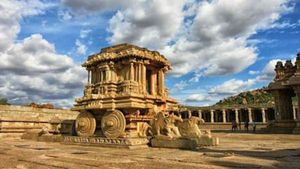 ಹಂಪಿ ವೀಕ್ಷಣೆಗಿದ್ದ ನಿರ್ಬಂಧ ತೆರವು; ಆಫ್ ಲೈನ್ ಟಿಕೆಟ್ ಪುನರಾರಂಭ