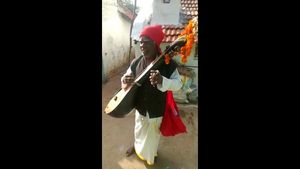 ಗ್ರಾ.ಪಂ ಚುನಾವಣೆ: ತಂಬೂರಿ ಕಲಾವಿದನ ವಿಶಿಷ್ಟ ಶೈಲಿಯ ಮತಯಾಚನೆ