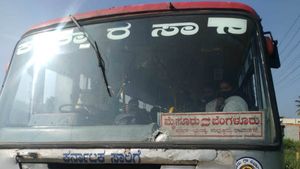 ಸಾರಿಗೆ ನೌಕರರ ಮುಷ್ಕರ; ರಾಮನಗರದಲ್ಲಿ ಸರ್ಕಾರಿ ಬಸ್‌ಗೆ ಕಲ್ಲು 