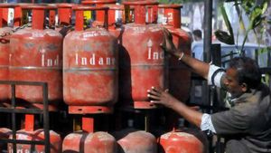  LPG ಸಿಲಿಂಡರ್ ಬೆಲೆ 50 ರೂಪಾಯಿ ಏರಿಕೆ: ವಾಯುಯಾನ ಇಂಧನ ಬೆಲೆ ಶೇ. 6.3ರಷ್ಟು ಹೆಚ್ಚಳ