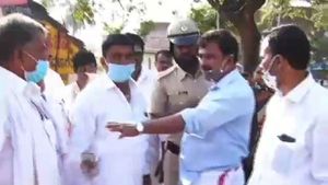 ದಾವಣಗೆರೆ: ಹದಡಿ ಮತಗಟ್ಟೆ ಬಳಿ ಎರಡು ಬಣಗಳ ಮಧ್ಯೆ ವಾಗ್ವಾದ
