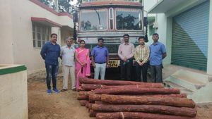  ಅಕ್ರಮವಾಗಿ ಸಾಗಿಸುತ್ತಿದ್ದ 965 ಕೆ.ಜಿ. ರಕ್ತಚಂದನ ವಶಕ್ಕೆ