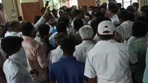  ಚನ್ನಪಟ್ಟಣ ಕಾಂಗ್ರೆಸ್ ಸಭೆಯಲ್ಲಿ ಕಾರ್ಯಕರ್ತರ ನಡುವೆ ಕಿತ್ತಾಟ