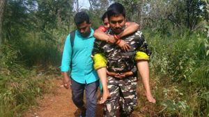 ತಿರುಮಲ: ಭಕ್ತರನ್ನು ಹೆಗಲ ಮೇಲೆ ಹೊತ್ತು ಸಾಗಿದ ಕಾನ್‌ಸ್ಟೆಬಲ್ ಶೇಖ್ ಅರ್ಷದ್
