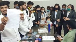 ಅಚ್ಚುಮೆಚ್ಚಿನ ಶಿಕ್ಷಕಿಗಾಗಿ ವಿದ್ಯಾರ್ಥಿಗಳ ಪ್ರತಿಭಟನೆ: ಆಡಳಿತ ಮಂಡಳಿ ವಿರುದ್ಧ ಆಕ್ರೋಶ