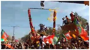 ಯೋಗೇಶ್ವರ್‌ಗೆ ಅದ್ಧೂರಿ ಸ್ವಾಗತ; ಸೇಬು ಹಣ್ಣಿಗಾಗಿ ಕಿತ್ತಾಟ!