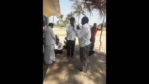 ಗ್ರಾಮ ಪಂಚಾಯಿತಿಯಲ್ಲಿ ಅಧಿಕಾರ ಪಡೆಯಲು ಹಣ ವಿತರಣೆ! 