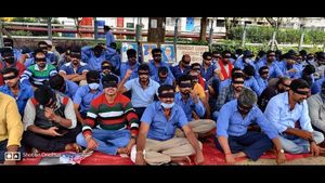 ಕಣ್ಣಿಗೆ ಕಪ್ಪು ಬಟ್ಟೆ ಕಟ್ಟಿಕೊಂಡು ಪ್ರತಿಭಟಿಸಿದ ಟೊಯೊಟಾ ಕಾರ್ಮಿಕರು