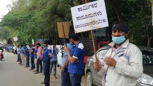 ಡಿಸಿಎಂ ಎದುರು ಹೋರಾಟ ನಡೆಸಿದ ಟೊಯೋಟಾ ಕಾರ್ಮಿಕರು 