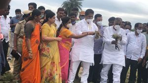 ಸಚಿವ ಅಶೋಕ ಬೆಳೆನಷ್ಟ ವೀಕ್ಷಣೆ ಕಂಡು ಗರಂ ಆದ ರೈತರು! 