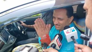 ಉದ್ಧವ್ ಠಾಕ್ರೆ ಹೇಳಿಕೆ; ಪ್ರತಿಕ್ರಿಯೆಗೆ ನಿರಾಕರಿಸಿದ ಅನಂತಕುಮಾರ್ ಹೆಗಡೆ! 