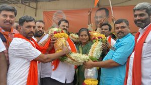 ಅಪೆಕ್ಸ್‌ ಬ್ಯಾಂಕ್ ಅಧ್ಯಕ್ಷ ಬೆಳ್ಳಿ ಪ್ರಕಾಶ್‌ಗೆ ಅದ್ದೂರಿ ಸ್ವಾಗತ 