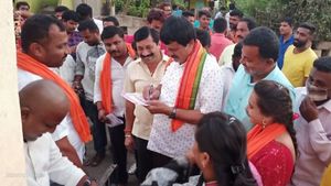 ಆರ್ ಎಸ್ ಎಸ್ ಕಚೇರಿಗೆ ಸಚಿವ ಸಿ. ಪಿ. ಯೋಗೇಶ್ವರ್ ಭೇಟಿ 