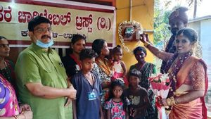 ವಿವಾಹ ದಿನದಂದು ದಲಿತ ಮನೆಗೆ ಬೆಳಕಾದ ಉಡುಪಿಯ ನವದಂಪತಿಗಳು