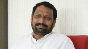 ಮುಂಬೈ ಅನ್ನು ಕರ್ನಾಟಕಕ್ಕೆ ಸೇರಿಸಿ: ಉದ್ಧವ್ ಠಾಕ್ರೆಗೆ ಲಕ್ಷ್ಮಣ ಸವದಿ ತಿರುಗೇಟು