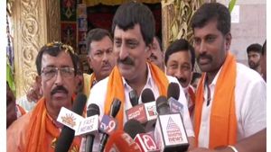 ಚನ್ನಪಟ್ಟಣಕ್ಕೆ ಸಚಿವ ಯೋಗೇಶ್ವರ್ ಆಗಮನ; ಅದ್ದೂರಿ ಸ್ವಾಗತ