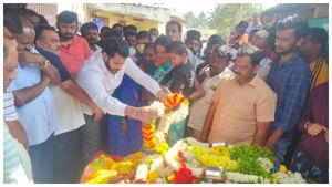 ಪತ್ರ ಬರೆದಿಟ್ಟು ಅಭಿಮಾನಿ ಆತ್ಮಹತ್ಯೆ; ಅಂತ್ಯ ಸಂಸ್ಕಾರಕ್ಕೆ ಬಂದ ಎಚ್‌ಡಿಕೆ 