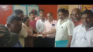 ಆತ್ಮಹತ್ಯೆ ಮಾಡಿಕೊಂಡಿದ್ದ ದಿನಗೂಲಿ ನೌಕರನ ಕುಟುಂಬಕ್ಕೆ ದಿನಗೂಲಿ ನೌಕರರ ಸಂಘದಿಂದ ಸಹಾಯಧನ 