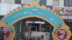 ಮದುವೆ ಮಂಟಪದಿಂದ ವರ ನಾಪತ್ತೆ, ವಧುವಿನ ಕೈಹಿಡಿದ ಬಿಎಂಟಿಸಿ ಕಂಡಕ್ಟರ್ 