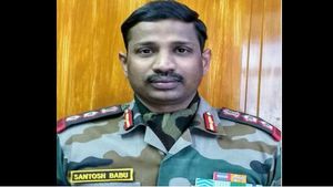 ಪರಮವೀರ ಚಕ್ರ ಪ್ರಶಸ್ತಿ ನೀಡಿದರೆ ಸಾಕೇ: ಕರ್ನಲ್ ಸಂತೋಷ್ ತಂದೆ