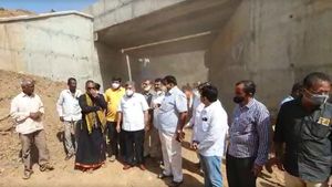 Video: ರೈಲ್ವೆ ಕಾಮಗಾರಿ ವೀಕ್ಷಣೆ ವೇಳೆ ಶೆಟ್ಟರ್ ಅಪಾಯದಿಂದ ಪಾರು 