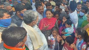 ಪ್ರತಿಭಟನೆ; ಟೊಯೋಟಾ ಕಾರ್ಮಿಕರನ್ನು ಭೇಟಿಯಾದ ಸಿದ್ದರಾಮಯ್ಯ 