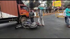 ಶಿವಮೊಗ್ಗದಲ್ಲಿ ಈ ಮರದ ಕೆಳಗೆ ಹೋಗುವ ಬೈಕ್ ಗಳೆಲ್ಲ ಜಾರಿ ಬೀಳ್ತಿವೆ