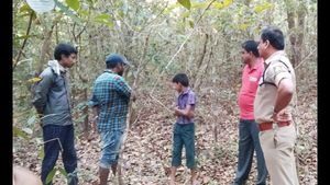 ತಾಯಿಗೆ ಹೆದರಿ ಕಾಡಿನಲ್ಲಿದ್ದು, ಅಪಹರಣದ ನಾಟಕವಾಡಿದ ಹೈಸ್ಕೂಲ್ ಹುಡ್ಗಿ!