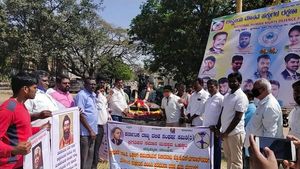ವಕೀಲೆ ಮೀರಾ ರಾಘವೇಂದ್ರ ಗಡಿಪಾರಿಗೆ ಆಗ್ರಹ 