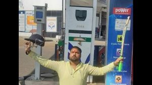 ತೈಲ ಬೆಲೆ ಏರಿಕೆ: ಪೆಟ್ರೋಲ್ ಬಂಕ್ ನಲ್ಲಿ ವಿಶಿಷ್ಟ ಫೋಸ್ ಕೊಟ್ಟು ವ್ಯಕ್ತಿಯ ಪ್ರತಿಭಟನೆ 