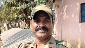 ಕಡೂರು; 21 ವರ್ಷ ದೇಶ ಸೇವೆ ಮಾಡಿದ ಯೋಧನಿಗೆ ಅದ್ಧೂರಿ ಸ್ವಾಗತ 