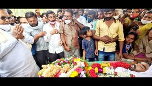 ಅಭಿಮಾನಿ ಆತ್ಮಹತ್ಯೆ: ಅಂತ್ಯಕ್ರಿಯೆಯಲ್ಲಿ ಭಾಗಿಯಾದ ಸಿದ್ದರಾಮಯ್ಯ!