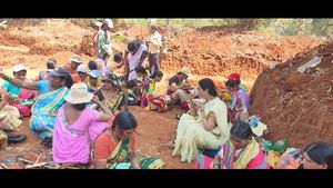 ಮಹಿಳೆಯರ ಕಷ್ಟ ಕಂಡು ಕಣ್ಣೀರಾದ ಶಾಸಕಿ ಲಕ್ಷ್ಮಿ ಹೆಬ್ಬಾಳ್ಕರ್