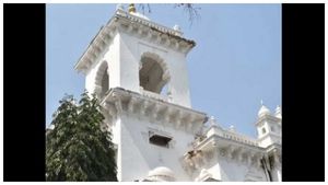 ಹೈದರಾಬಾದ್:1913ರಲ್ಲಿ ನಿರ್ಮಾಣವಾಗಿದ್ದ ಹಳೆಯ ಅಸ್ಸೆಂಬ್ಲಿ ಕಟ್ಟಡದ ಮಿನಾರ್ ಕುಸಿತ 