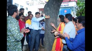 ಮಂಡ್ಯ; ಪ್ರಾಣಿ, ಪಕ್ಷಿಗಳಿಗೆ ಬೇಸಿಗೆಯಲ್ಲಿ ನೀರಿಡುವ ವಿಶಿಷ್ಟ ಕಾರ್ಯಕ್ರಮ 