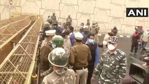 ದೆಹಲಿ: ರೈತರ ಭೇಟಿಗೆ ತೆರಳಿದ ನಾಯಕರನ್ನು ತಡೆದ ಪೊಲೀಸರು 