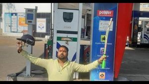 ಶತಕ ಮುಟ್ಟಿದ ಪೆಟ್ರೋಲ್ ಬೆಲೆ; ವೈರಲ್ ಆಯ್ತು ಈ ಫೋಟೊ...