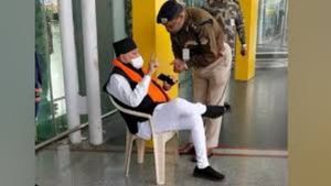 ಲಕ್ನೋ ಏರ್‌ಪೋರ್ಟ್‌ನಲ್ಲಿ ಪ್ರಧಾನಿ ಸಹೋದರ ಪ್ರಹ್ಲಾದ್ ಮೋದಿ ಧರಣಿ 