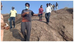 ರಾಮನಗರ; ಟ್ರಕ್ಕಿಂಗ್ ಮೂಲಕ ತ್ಯಾಜ್ಯ ಸಂಗ್ರಹಿಸಿದ ಸಿಇಓ 