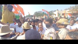 ಶಿವಮೊಗ್ಗದಲ್ಲಿ ರೈಲು ತಡೆಗೆ ಯತ್ನ, ರೈಲ್ವೆ ನಿಲ್ದಾಣದ ಮುಂದೆ ಹೈಡ್ರಾಮಾ