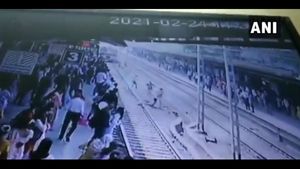 Video: ತಾಯಿ ಸಾವಿನಿಂದ ನೊಂದು ರೈಲ್ವೆ ಹಳಿಗೆ ಹಾರಿದ ವ್ಯಕ್ತಿ! 