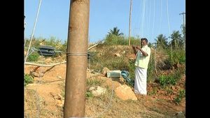 ಕೋಲಾರ; ಸೋಲಾರ್ ಪೆನ್ಸಿಂಗ್‌ಗೂ ಬಗ್ಗದ ಆನೆಗಳು, ರೈತರಿಗೆ ಬೆಳೆಯ ಚಿಂತೆ 