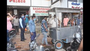 ಹುಬ್ಬಳ್ಳಿಯಲ್ಲಿ ಫುಟ್‌ಪಾತ್, ರಸ್ತೆ ಒತ್ತುವರಿ ತೆರವು 