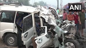 ಆಗ್ರಾ: ಟ್ರಕ್ ಹಾಗೂ ಕಾರು ನಡುವೆ ಅಪಘಾತ, 8 ಮಂದಿ ಸಾವು 