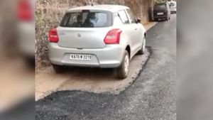 ವೈರಲ್ ಫೋಟೋ: ಕಾರು ನಿಲ್ಲಿಸಿದ ಜಾಗ ಬಿಟ್ಟು ಡಾಂಬರ್ ಹಾಕಿದ ಪುಣ್ಯಾತ್ಮರು